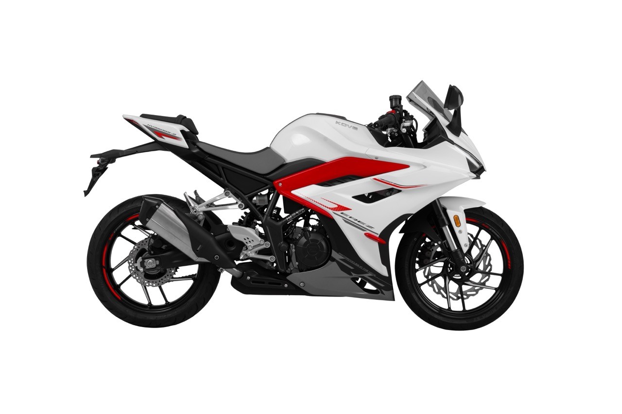 <div class='descrGalleryTitle'>350RR</div><div class='descrGalleryText'><p>La <b>Kove 350RR</b> è una sportivetta di piccola cilindrata, 344 cc effettivi, <b>bicilindrica</b> a doppio asse a camme in testa e 4 valvole per cilindro. La potenza è di 47 cavalli a 11.500 giri, mentre la coppia è di 32 Nm a 9.000 giri. Il cambio è a 6 marce, la frizione una multidisco in bagno d’olio con comando a filo, così il gas; ci sono comunque <b>due mappe motore</b>, Sport ed Eco, e controllo di trazione. </p>
<p>Il telaio è una struttura in acciaio a traliccio, il forcellone è un tradizionale bi-braccio e le <b>sospensioni Yu An</b> sono una forcella rovesciata da 37 mm non regolabile e un mono regolabile nel precarico. L’impianto frenante conta su un singolo disco anteriore da 320 mm con pinza flottante a 2 pistoncini; il disco posteriore è da 220 con pinza a pistoncino singolo. Gli pneumatici hanno misure di 110/70-17 e 150/60-17, con pneumatici CST di primo equipaggiamento. Il serbatoio tiene 15 litri e il <b>peso in ordine di marcia è di 164 kg.&nbsp;</b></p>
</div>